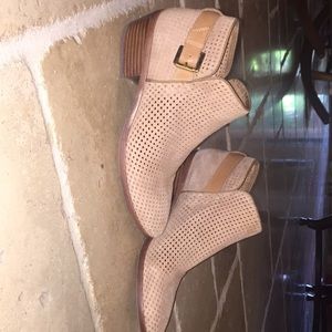 Brand new never been worn ankle boots super trendy